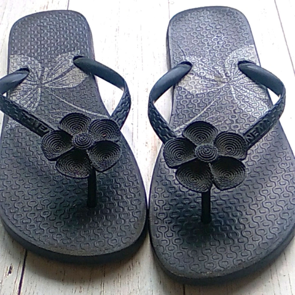 Black flip flops with flower on top